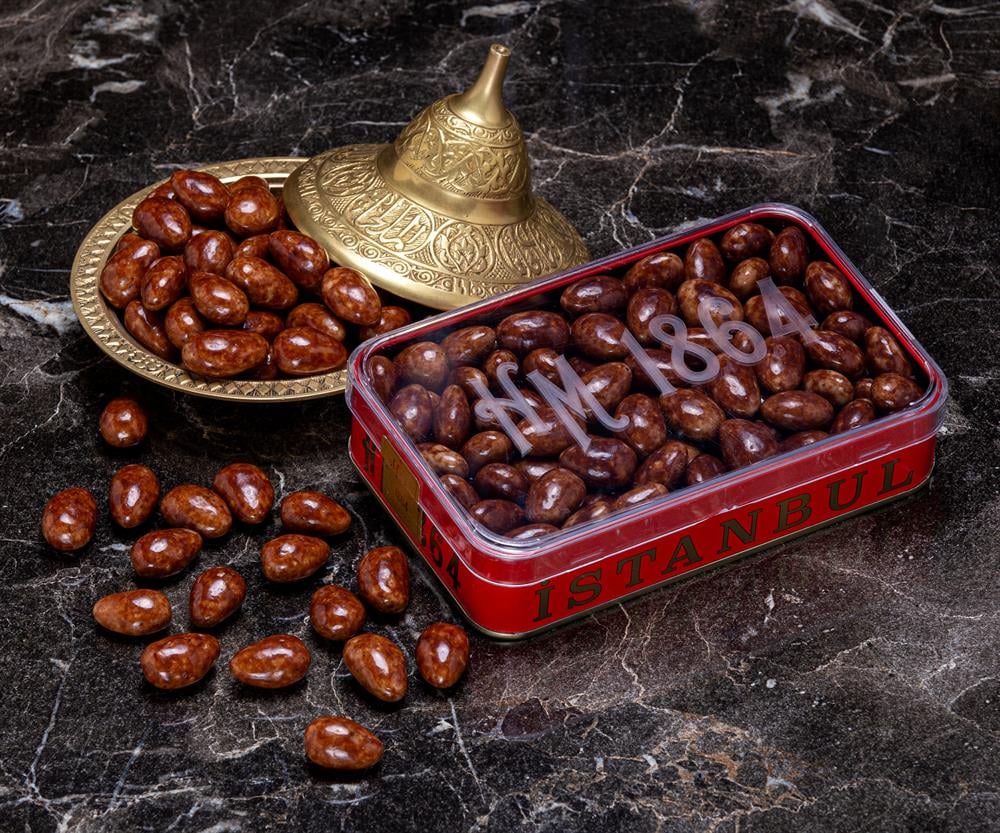 Beyaz Sütlü Bitter Çikolata Kaplamalı Badem Draje (Tiramisu) (Büyük Metal Kutu)