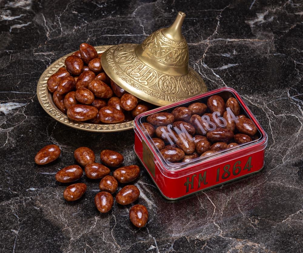 Beyaz Sütlü Bitter Çikolata Kaplamalı Badem Draje (Tiramisu) (Küçük Metal Kutu)
